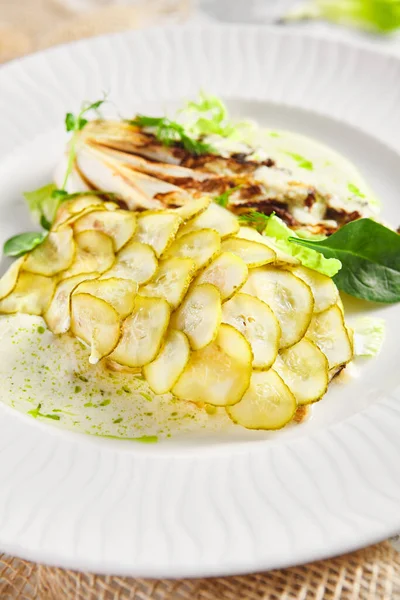 Pescado Con Escamas Pepino Bistec Col Decorado Con Verduras Frescas —  Fotos de Stock