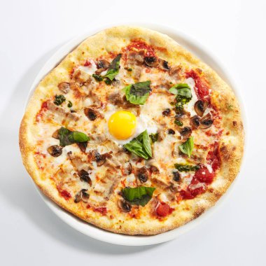Mantarlı pizza, pastırma ve yumurta. Mantarlı, domatesli ve taze yeşil fesleğenli İtalyan carbonara pizzası.