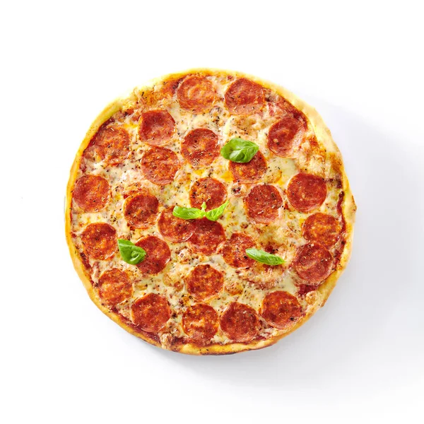 Pizza Tradicional Pepperoni Italiano Com Salame Pimenta Queijo Mussarela Manjericão — Fotografia de Stock