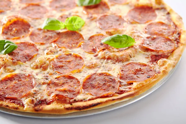Traditionelle Italienische Pfefferoni Pizza Mit Salami Chili Mozzarella Frischem Basilikum — Stockfoto