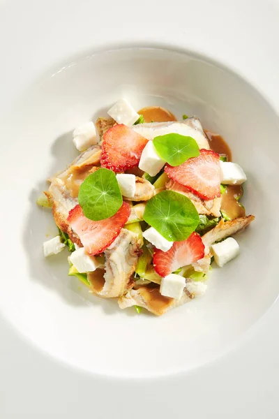 Salade Avec Poisson Anguille Fumé Avocat Fromage Feta Fraises Sur — Photo