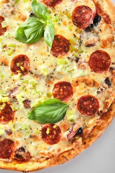 Pizza Con Carne Manzo Marmorizzata Prosciutto Salame Chorrizo Vassoio Metallico — Foto Stock