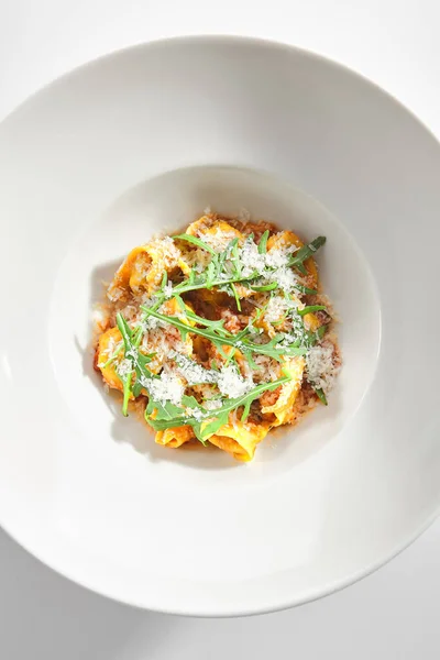Tortellini Mit Barsch Und Tomatensauce Auf Weißem Restaurantteller Isoliert Makroaufnahme — Stockfoto