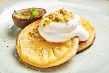 Marakuya soslu ananas dilimleri. Lüks restoran tabağında servis ediliyor. Sarı arka planda meze. Gurme yemekleri üst üste servis edilir. Yemek sunumu sanatı