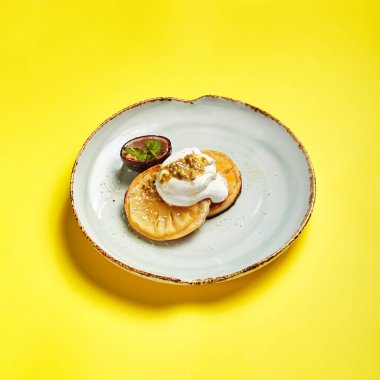 Marakuya soslu ananas dilimleri. Lüks restoran tabağında servis ediliyor. Sarı arka planda meze. Gurme yemekleri üst üste servis edilir. Yemek sunumu sanatı