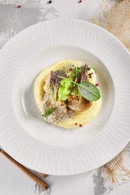 Patates püresi ve tavuk dürümü. Kırsal beyaz masada beyaz tabak ve çuval bezi.