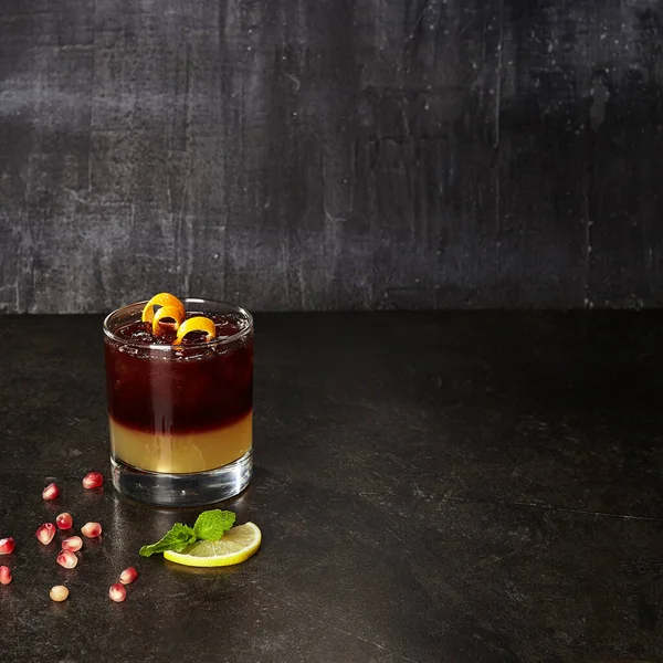 Cocktail Met Granaatappel Honing Donkerrode Alcoholdrank Zwart Marmeren Tafel Een — Stockfoto