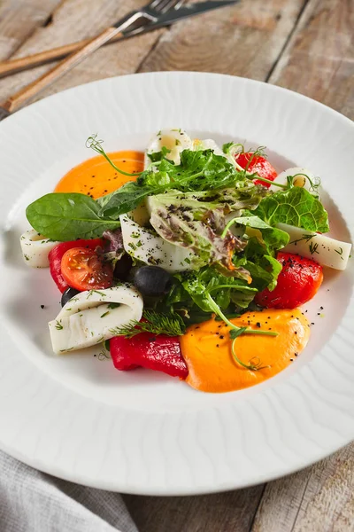 Roasted Pepper Salad Calamari Fresh Greens Rustic Wooden Table Grey — Stock Photo, Image