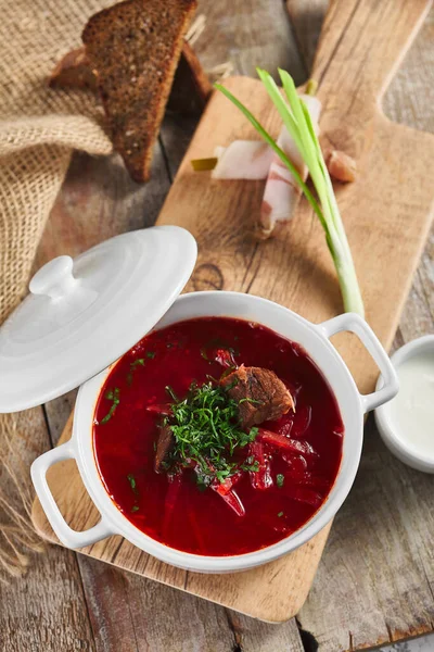 Schüssel Mit Roter Rübenwurzelsuppe Borschtsch Weißer Schüssel Auf Rustikalem Holztisch — Stockfoto