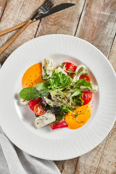 Ensalada Pimiento Asado Con Calamares Verduras Frescas Mesa Rústica Madera — Foto de Stock