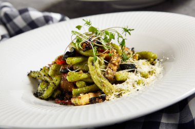 Fırında sebze ve parmesan peynirli Gemelli makarna.