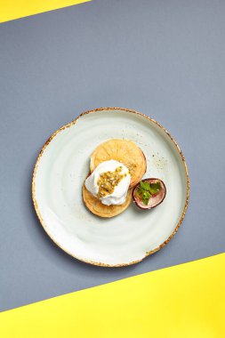 Marakuya sosu soslu ananas dilimleri. Lüks restoran tabağında servis ediliyor. Sarı arka planda meze. Gurme yemekleri üst üste servis edilir. Yemek sunumu sanatı