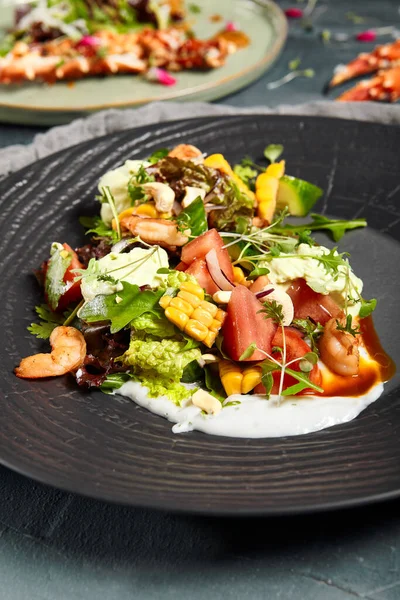 Köstliche Salate Serviert Auf Tellern Seitenansicht Restaurantgerichte Trendige Salate Mit — Stockfoto