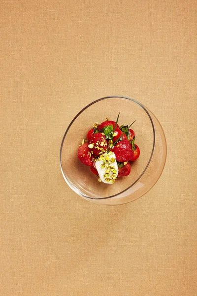 Pomidory Stracciatellą Okrągłej Szklanej Misce Sałatka Pomidorowa Widok Góry Luksusowa — Zdjęcie stockowe
