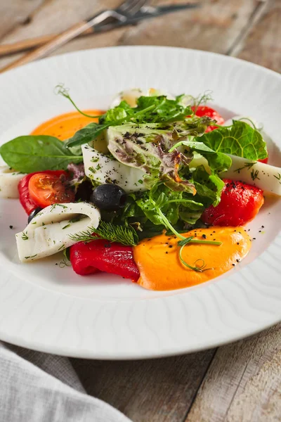 Salade Poivre Rôti Avec Calamars Légumes Frais Table Bois Rustique — Photo