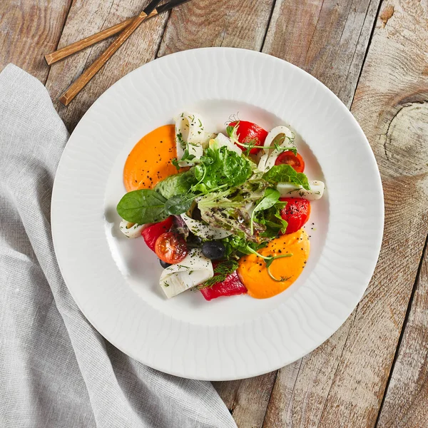 Roasted Pepper Salad Calamari Fresh Greens Rustic Wooden Table Grey — Stock Photo, Image