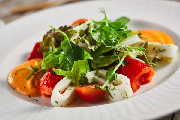 Geroosterde Peper Salade Met Calamari Verse Groenten Rustieke Houten Tafel — Stockfoto