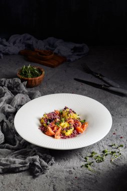 Pancar karlı somon salatası. Kaşıkla sıvı nitrojen pancar kökü. Restoran gurme yemekleri.