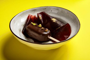 Çikolatalı kremalı tatlıyı yakından çek. Lüks restoran tatlı saha manzarası. Dondurma, pastilla ile servis edilir. Reçelli meyveli tatlı ile süslü şekerleme tabağı. Tatlı yemek.