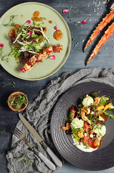 Deliciosas Ensaladas Servidas Platos Vista Superior Platos Restaurante Ensaladas Moda — Foto de Stock