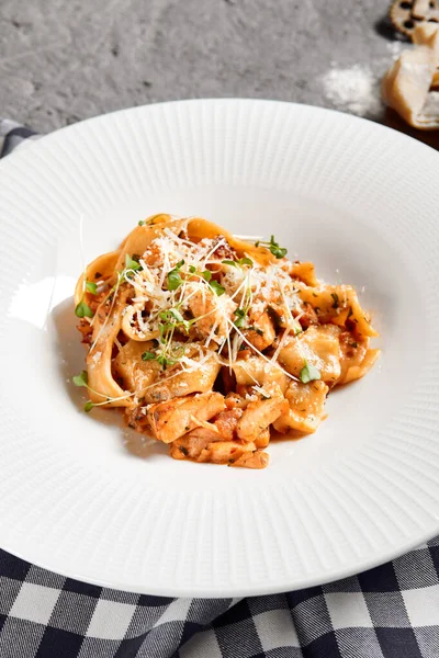 Pastas Pappardelle Con Salmón Salsa Bisque Servidas Plato Blanco Platos —  Fotos de Stock