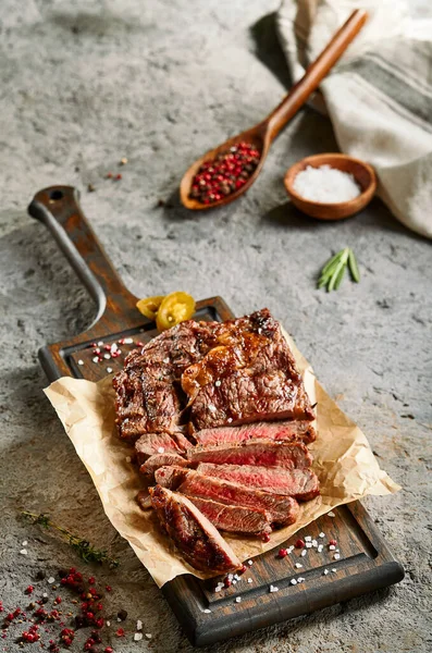 Klassisches Ribeye Steak Serviert Gewachstem Papier Auf Einem Holzschneidebrett Hausgemachtes — Stockfoto