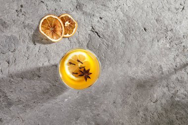 Limon ve anason yıldızlı tropik mango kokteyli. Gri beton arkaplan