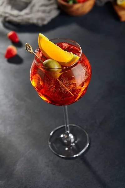 Klassischer Aperol Spritz Cocktail Spritzcocktail Auf Dunklem Hintergrund Frisches Orangengetränk — Stockfoto