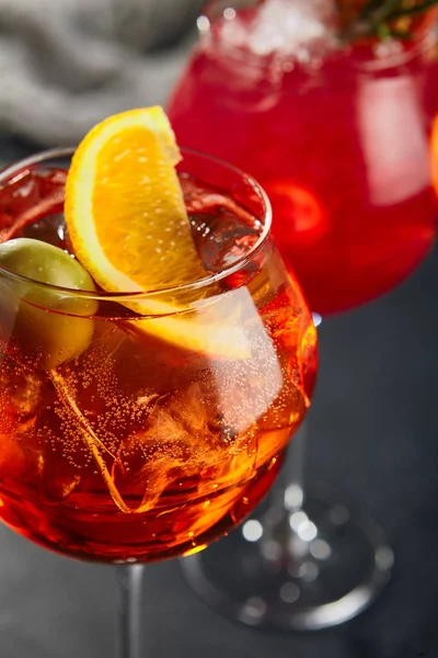 Klassischer Aperol Spritz Cocktail Spritzcocktail Auf Dunklem Hintergrund Frisches Orangengetränk — Stockfoto