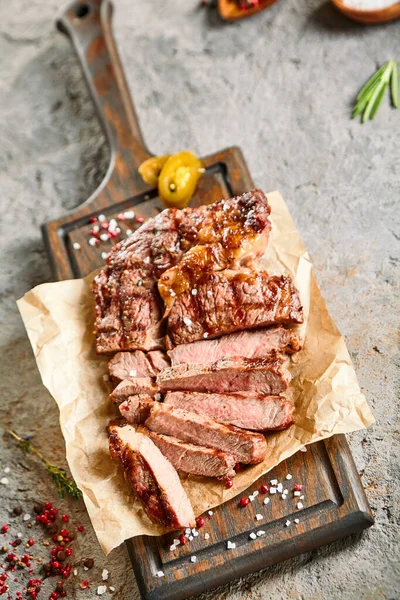 Klassisches Ribeye Steak Serviert Gewachstem Papier Auf Einem Holzschneidebrett Gegen — Stockfoto