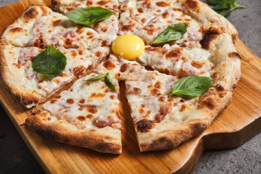 Pastırmalı ve yumurtalı Carbonara pizzası.
