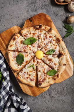 Pastırmalı ve yumurtalı Carbonara pizzası.