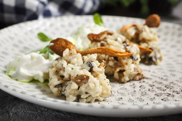 Risotto Con Champiñones Queso Crema Fondo Rústico Gris Textil Para —  Fotos de Stock