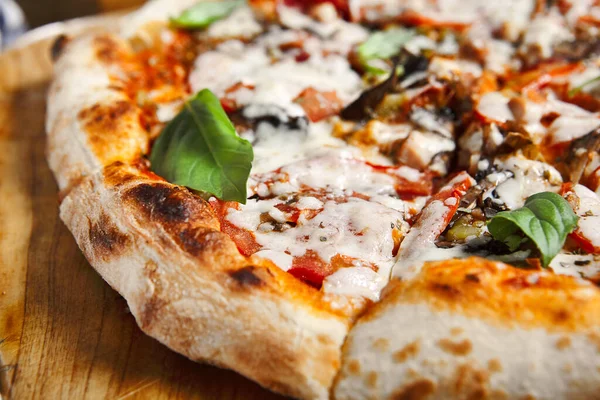 Pizza Con Funghi Pomodoro Vassoio Legno — Foto Stock