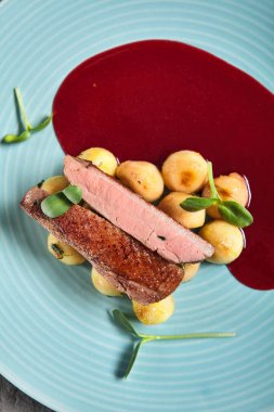 Böğürtlen soslu ördek göğsü ve Bebek Patates. Mavi Tabak ve Mikroyeşiller