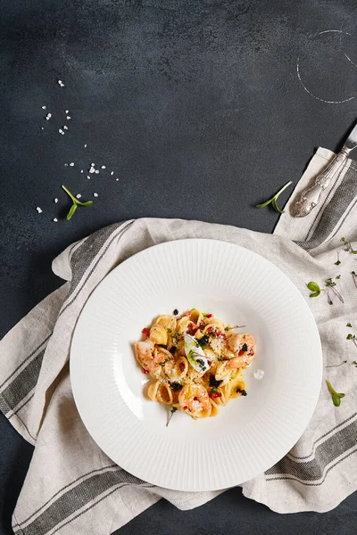 Pasta Orecchiette Mit Meeresfrüchten Und Parmesan Tisch Aus Dunklem Stein — Stockfoto