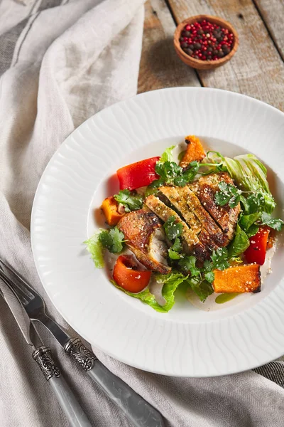 Filete Pollo Con Ensalada Verduras Horno Mesa Madera Servilleta Gris — Foto de Stock