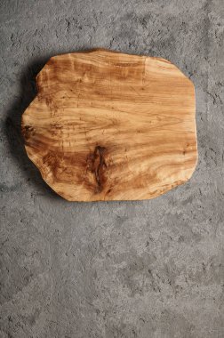 Gri çimento yüzey üst manzarasında Rustik ahşap kesim tahtası. Bıçak kesikli eski mutfak eşyaları. Ahşap ahşap döşeme, kirli beton doku arka planında. Yemek pişirme, mutfak aletleri konsepti