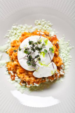 Burrata ve Pesto soslu domates pilavı. Gri antika masa. Tekstil, mutfak eşyaları.