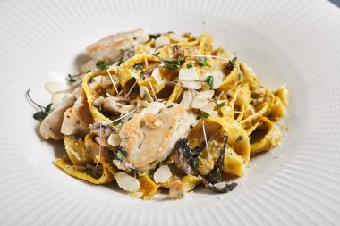 Tavuk ve mantarlı gurme makarna. Klasik koyu mavi masa.