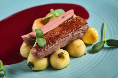 Böğürtlen soslu ördek göğsü ve Bebek Patates. Mavi Tabak ve Mikroyeşiller