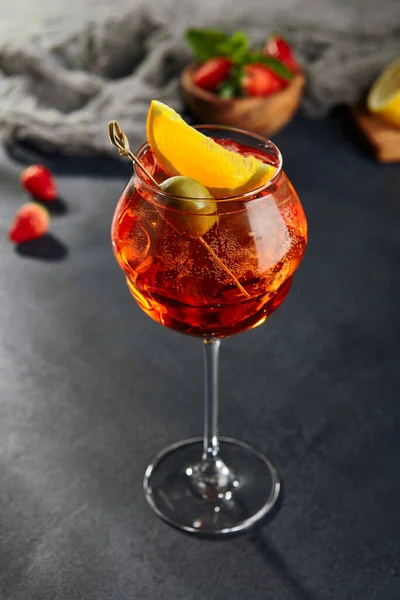 Klassischer Aperol Spritz Cocktail Spritzcocktail Auf Dunklem Hintergrund Frisches Orangengetränk — Stockfoto