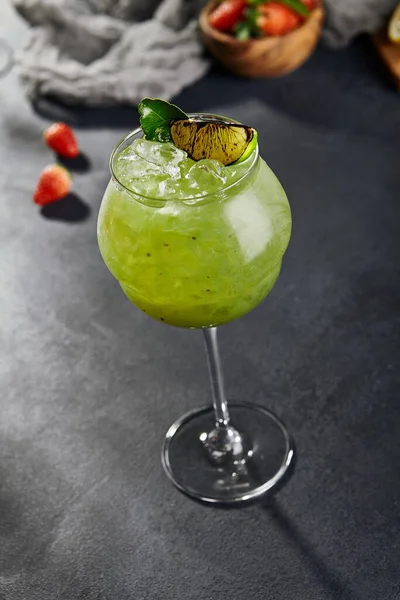 Kiwi Spritz Cocktail Dark Stone Table Side View — Stock Photo, Image