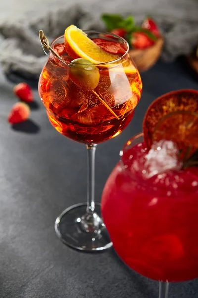 Aperol Stritz Cocktail Donkere Stenen Tafel Zijaanzicht — Stockfoto