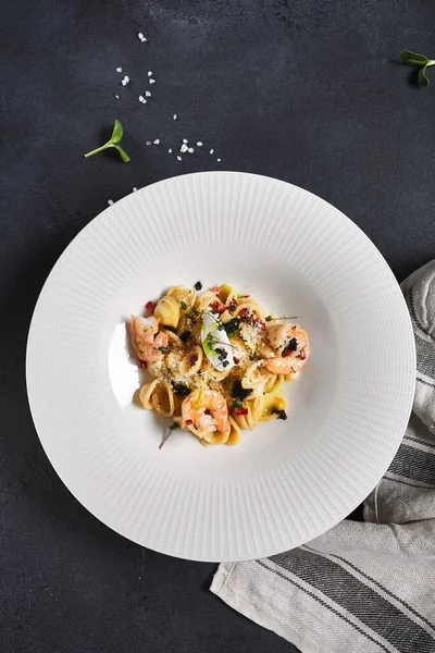 Pasta Orecchiette Mit Meeresfrüchten Und Parmesan Tisch Aus Dunklem Stein — Stockfoto