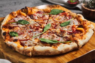 Tekstil peçeteli Tahta Trat 'ta Pepperoni Pizza. Rustik Biçim