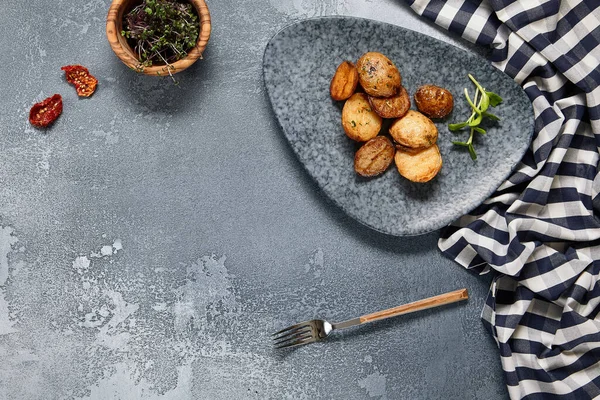 Lokanta Tabağında Kızarmış Patates Klasik Gri Masa Gurme Yemek Restoranı — Stok fotoğraf