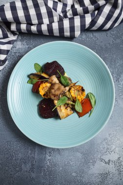 Mavi tabakta ızgara sebze. Desenli tablo