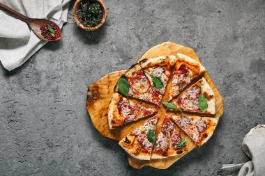 Tekstil peçeteli Tahta Trat 'ta Pepperoni Pizza. Rustik Biçim