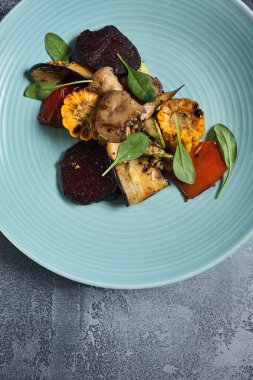 Mavi tabakta ızgara sebze. Desenli tablo